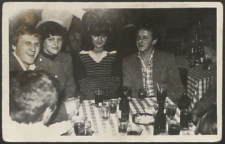 Młodzież w kawiarni "Bajka" w Chrzanowie [fotografia]