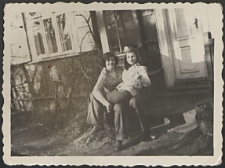 Anna Polkowska z Mirosławą Sapałą na ganku domu profesora Zdanowskiego [fotografia]