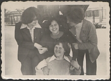 Anna Polkowska z koleżankami ze szkoły [fotografia]