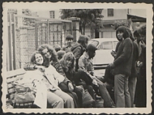 Uczennice bialskiego liceum ekonomicznego przed szkołą [fotografia]