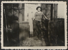 Anna Polkowska przed domem profesora Zdanowskiego [fotografia]