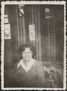 Polkowska Anna na tle proporczyków [fotografia]