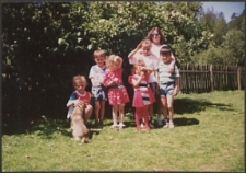 Dzieci na podwórku w Młyńcu [fotografia]