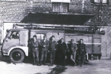 Przed budynkiem Straży Pożarnej w Międzyrzecu Podlaskim [fotografia]