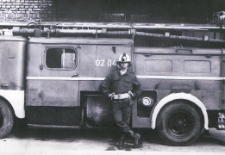 Strażak Waldemar Bałkowiec przed budynkiem straży w Międzyrzecu Podlaskim [fotografia]