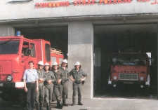 Strażacy przed budynkiem Zawodowej Straży Pożarnej w Międzyrzecu Podlaskim [fotografia]