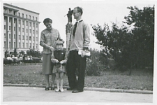 Rodzina Frydlów na Skwerze Kościuszki w Gdyni [fotografia]