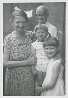 Zofia Frydel z dziadkami [fotografia]