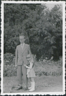 Zofia Frydel z Tatą Stanisławem Frydlem w Parku Kasprzaka w Poznaniu [fotografia]