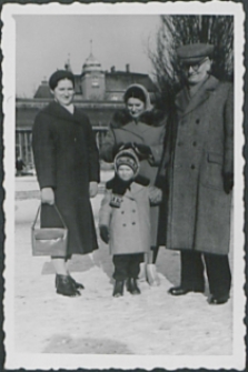 Zofia Frydel z mamą i dziadkiem przed Palmiarnią w Poznaniu [fotografia]