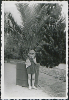 Frydel Zosia przed Palmiarnią w Poznaniu [fotografia]