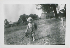 Zosia Frydel pomaga znosić siano u dziadków w Białej Podlaskiej [fotografia]