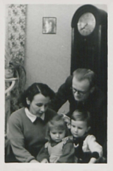 Stanisław Frydel z córką Zosią z wizytą u rodziny [fotografia]