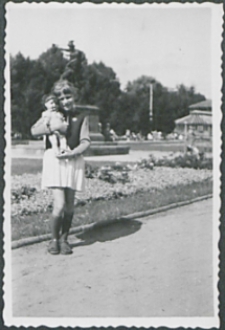 Zosia Frydel w Parku Kasprzaka (Wilsona) w Poznaniu [fotografia]