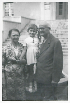 Zofia Frydel z dziadkami przed Liceum Ekonomicznym w Poznaniu [fotografia]