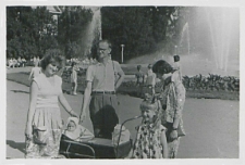 Zosia Frydel z rodzicami w parku Kasprzaka (Wilsona) w Poznaniu [fotografia]