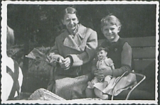 Władysława Frydel na spacerze z wnuczką Zofią [fotografia]