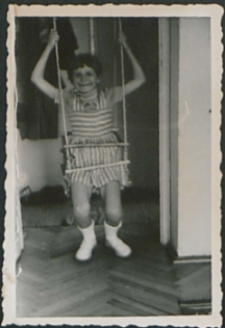 Zofia Frydel na huśtawce w Puszczykowie [fotografia]