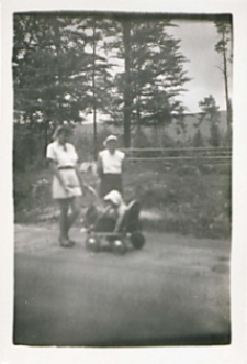 Mała Zosia Frydel na spacerze z mamą [fotografia]