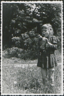 Frydel Zofia bawiąca się w parku [fotografia]