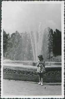 Zofia Frydel przy fontannie w Parku Kasprzaka (Wilsona) [fotografia]