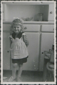 Zosia Frydel w domu dziadków przy ulicy Ułańskiej w Poznaniu [fotografia]