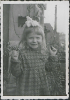 Zosia Frydel w domu dziadków Frydlów przy ulicy Ułańskiej w Poznaniu [fotografia]