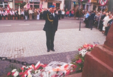 Złożenie kwiatów pod Pomnikiem Bohaterów Miasta z okazji 3 maja w Międzyrzecu Podlaskim przez aspiranta Waldemara Bałkowca [fotografia]