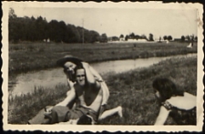 Wypoczynek nad rzeką Krzną Irminy i Wincentego Patkowskich z przyjaciółmi [fotografia]
