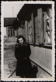 Irmina Patkowska przed domem przy ulicy Kraszewskiego w Białej Podlaskiej [fotografia]