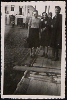 Irmina Patkowska z koleżankami na Placu Wolności w Białej Podlaskiej [fotografia]