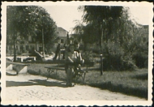 Irmina Patkowska z mężem Wincentym Patkowskim na skwerze Placu Wolności w Białej Podlaskiej [fotografia]