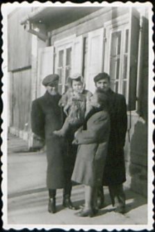 Rodzina Patkowskich przed domem przy ulicy Kraszewskiego w Białej Podlaskiej [fotografia]