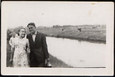 Małżonkowie Patkowscy na spacerze nad rzeką Krzną [fotografia]