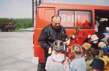 Waldemar Bałkowiec opowiada dzieciom o pracy Straży Pożarnej [fotografia]