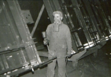 Pracownik PRSWM-u przy malowaniu rozrzutnika [fotografia]