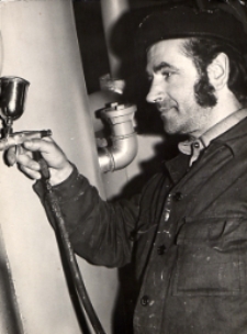 Zygmunt Więcierzewski przy pracy w PRSWM [fotografia]