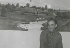 Zygmunt Więcierzewski na tle obrazu na ścianie autorstwa Zbigniewa Pawluczuka [fotografia]