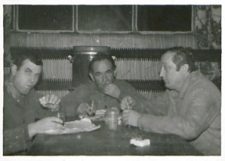 Przerwa śniadaniowa pracowników PRSWM-u w pokoju socjalnym [fotografia]