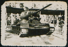 Ćwiczenia na poligonie wojskowym [fotografia]