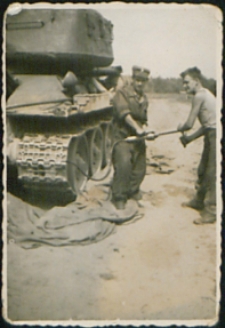 Ćwiczenia wojskowe na poligonie [fotografia]