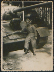 Zygmunt Więcierzewski przy czołgu w wojsku w Lidzbarku Warmińskim [fotografia]