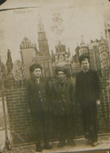 Pamiątka z Częstochowy - Zygmunt Więcierzewski z kolegami ze szkoły hutniczej [fotografia]