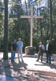 Krzyż upamiętniający bitwę powstania styczniowego pod Utr&oacute;wką [fotografia]
