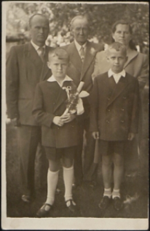 Andrzej Pawłowski z rodziną podczas Pierwszej Komunii Świetej [fotografia]