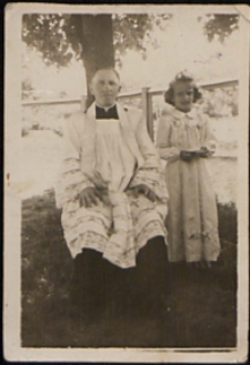 Teresa Pawłowska z ksiądzem Andrzejem Zawistowskim podczas Pierwszej Komunii Świętej [fotografia]