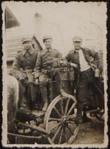 Feliks Chilewicz z kolegami podczas mobilizacji w sierpniu 1939 r. w Twierdzy Brzeskiej [fotografia]