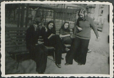 Młodzież przed Liceum Ekonomicznym w Białej Podlaskiej [fotografia]