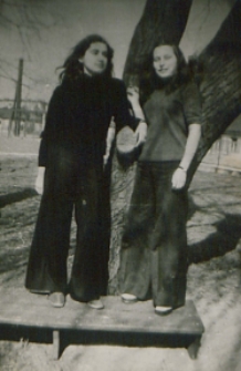 Koleżanki ze szkoły [fotografia]