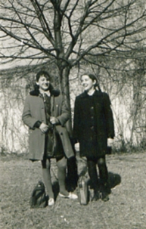 Młodzież szkolna w czasie wolnym [fotografia]